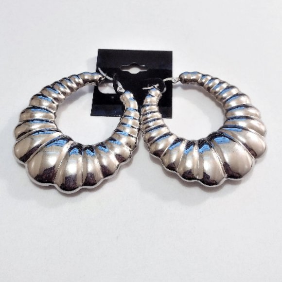 2 1/4 Inch Scalloped Shrimp Hoop Pierced Post Earrings Silver Plated Rib Lined - Picture 9 of 9